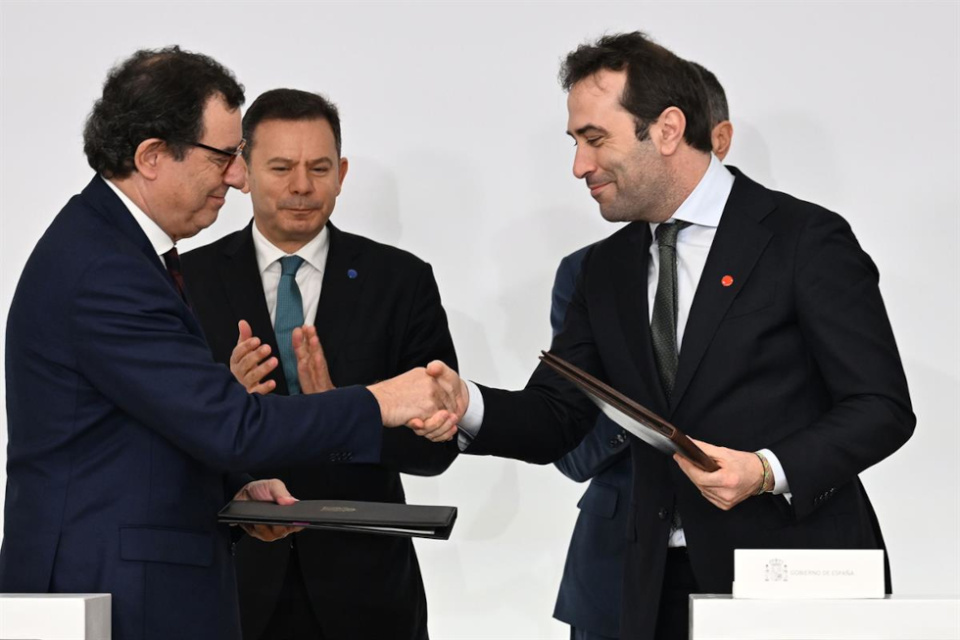 El ministro de Economía, Comercio y Empresa, Carlos Cuerpo, y su homólogo portugués, Manuel Castro Almeida (Pool Moncloa/Borja Puig de la Bellacasa) El ministro de Economía, Comercio y Empresa, Carlos Cuerpo, y su homólogo portugués, Manuel Castro Almeida (Pool Moncloa/Borja Puig de la Bellacasa)
