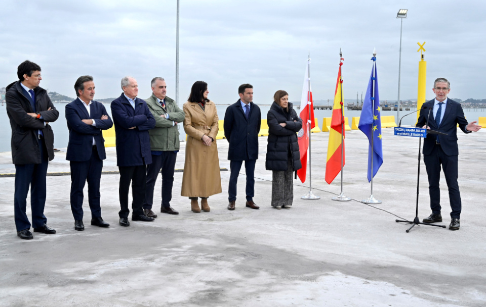 Foto tacón y rampa de Raos 9-1 (de izq. a dcha): Arana, Movellán, Arasti, Media, Igual, Casares, Sainz de Buruaga y César Díaz durante la inauguración de la infraestructura Foto tacón y rampa de Raos 9-1 (de izq. a dcha): Arana, Movellán, Arasti, Media, Igual, Casares, Sainz de Buruaga y César Díaz durante la inauguración de la infraestructura