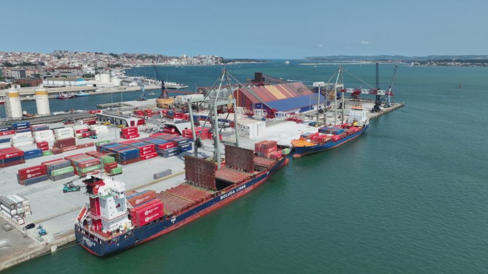 Buque portacontenedores trabajando en Raos Puerto de Santander. Buque portacontenedores trabajando en Raos Puerto de Santander.