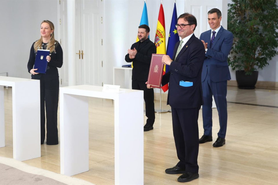 La firma de diversos acuerdos bilaterales ante los embajadores respectivos. (Pool Moncloa / Fernando Calvo)