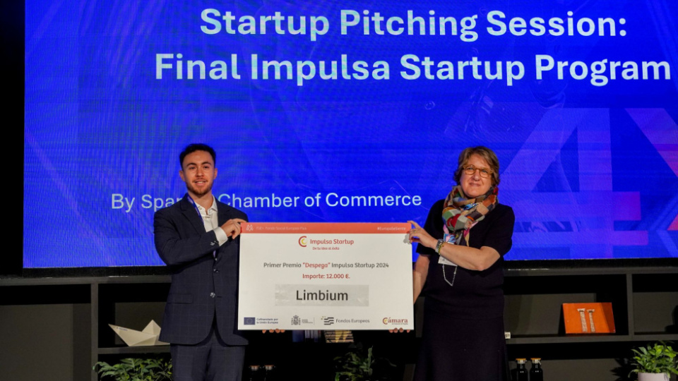 El CEO y cofundador de la startup murciana, Alberto Martínez, recibe el premio de la mano de Inmaculada Riera, directora general de Cámara de España. El CEO y cofundador de la startup murciana, Alberto Martínez, recibe el premio de la mano de Inmaculada Riera, directora general de Cámara de España.