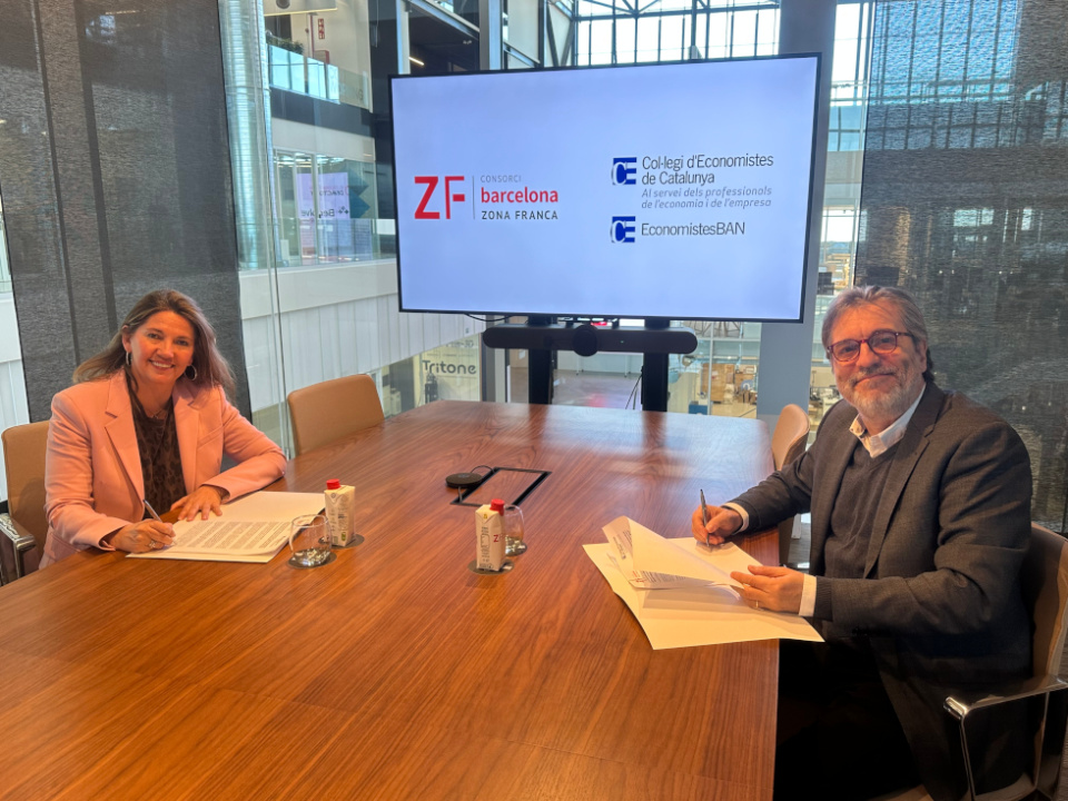 La directora general del Consorci de la Zona Franca de Barcelona, Blanca Sorigué, y el presidente de EconomistesBAN, Pol Font. La directora general del Consorci de la Zona Franca de Barcelona, Blanca Sorigué, y el presidente de EconomistesBAN, Pol Font.