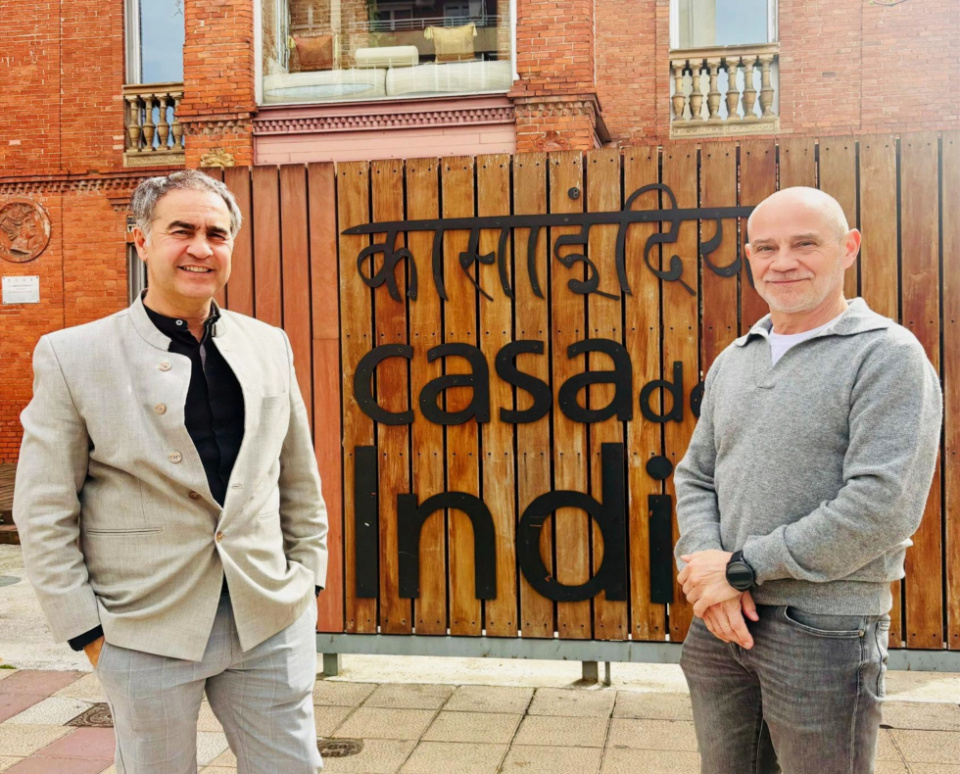 El presidente de la Cámara de Valladolid, Víctor A. Caramanzana, junto al director gerente de la Casa de la India de Valladolid, Guillermo Rodríguez Martín, durante un reciente encuentro de trabajo. El presidente de la Cámara de Valladolid, Víctor A. Caramanzana, junto al director gerente de la Casa de la India de Valladolid, Guillermo Rodríguez Martín, durante un reciente encuentro de trabajo.