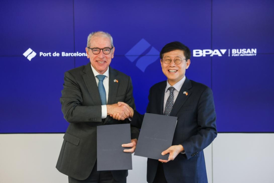 El documento ha sido firmado por el presidente del Port de Barcelona y por el presidente y CEO del Puerto de Busan. (Imagen: Puerto de Barcelona). El documento ha sido firmado por el presidente del Port de Barcelona y por el presidente y CEO del Puerto de Busan. (Imagen: Puerto de Barcelona).