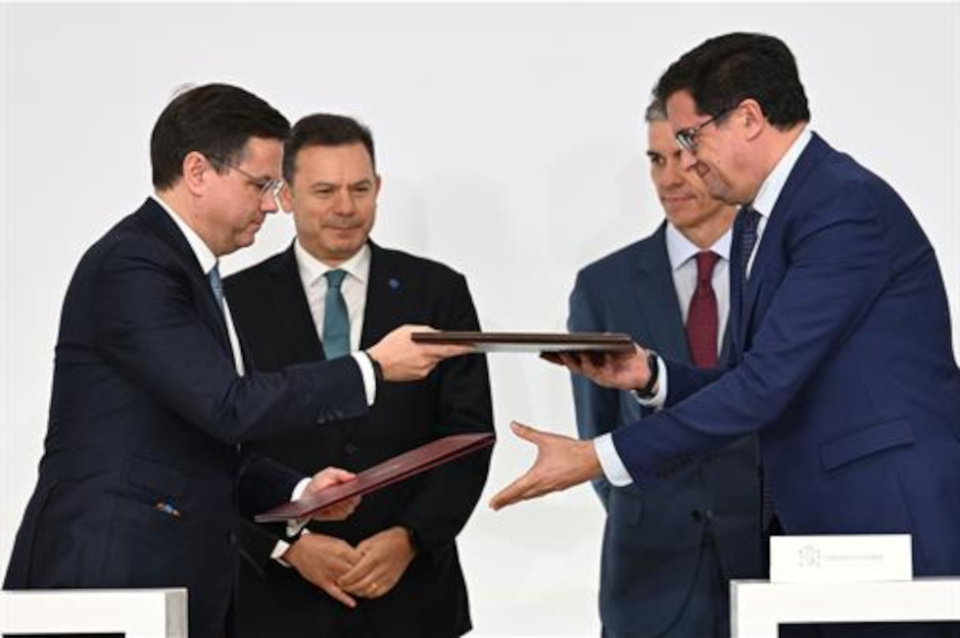 El ministro Adjunto y de Reforma del Estado de Portugal, Gonçalo Matias, y el ministro para la Transformación Digital y de la Función Pública, Óscar López (Pool Moncloa/Borja Puig de la Bellacasa) El ministro Adjunto y de Reforma del Estado de Portugal, Gonçalo Matias, y el ministro para la Transformación Digital y de la Función Pública, Óscar López (Pool Moncloa/Borja Puig de la Bellacasa)
