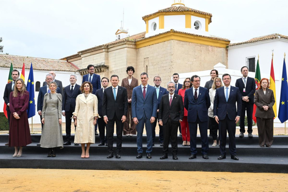 El presidente del Gobierno, Pedro Sánchez, el primer ministro portugués, Luís Montenegro, y las delegaciones española y portuguesa | Pool Moncloa / Borja Puig de la Bellacasa El presidente del Gobierno, Pedro Sánchez, el primer ministro portugués, Luís Montenegro, y las delegaciones española y portuguesa | Pool Moncloa / Borja Puig de la Bellacasa