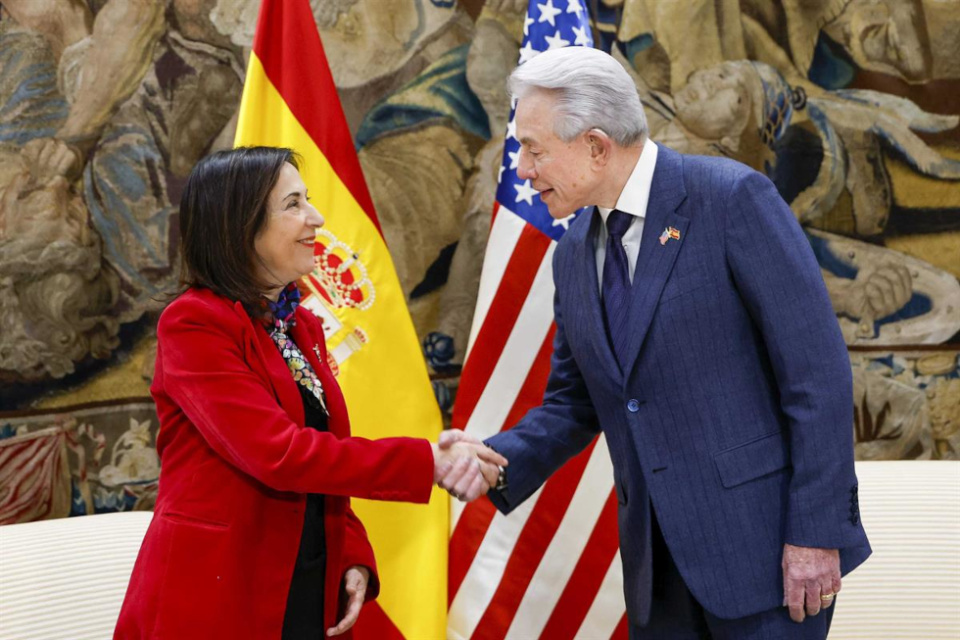 La ministra de Defensa, Margarita Robles, y el embajador de los Estados Unidos de Am&eacute;rica en Espa&ntilde;a, Benjam&iacute;n Le&oacute;n Jr., se saludan en la sede del Ministerio. (Imagen: La Moncloa)