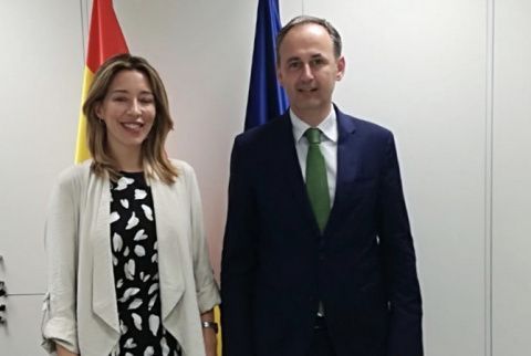 Imagen del del consejero de Empleo, Universidades, Empresa y Medio Ambiente, Javier Celdr&aacute;n, con la secretaria de Estado de Comercio, Xiana Margarida M&eacute;ndez.