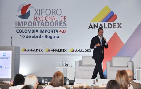 Alejandro Arola, presidente de la IFAEO, durante su intervenci&oacute;n en el foro organizado por ANALDEX en la capital de Colombia.
