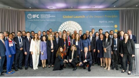 Foto de grupo de las instituciones que suscriben los “Principios operativos para una gestión de impacto”. Foto de grupo de las instituciones que suscriben los “Principios operativos para una gestión de impacto”.