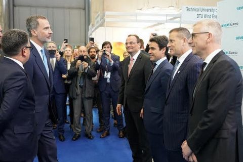 Su Majestad el Rey Felipe V de visita en el stand de Siemens Gamesa.