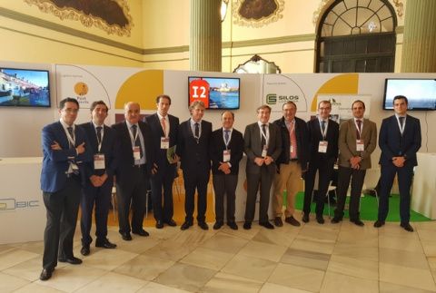 El presidente de la Autoridad Portuaria de Sevilla junto a la Comunidad Portuaria.