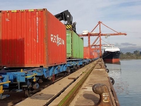 El Puerto de Sevilla es el primer puerto andaluz en tráfico ferroviario de contenedores. El Puerto de Sevilla es el primer puerto andaluz en tráfico ferroviario de contenedores.