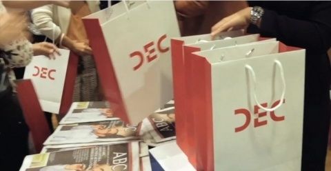 La Asociaci&oacute;n para el Desarrollo de la Experiencia de Cliente (DEC), nace en 2014 impulsada por 29 grandes empresas fundadoras, y actualmente cuenta con 150 socios corporativos de las principales marcas.