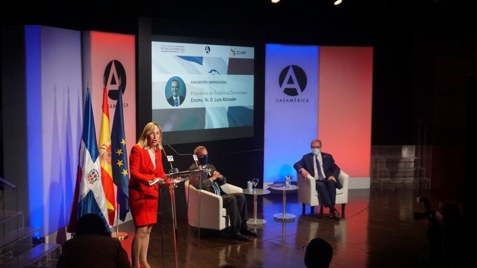 Núria Vilanova, Luis Abinader y Juan Luis Cebrián. Núria Vilanova, Luis Abinader y Juan Luis Cebrián.