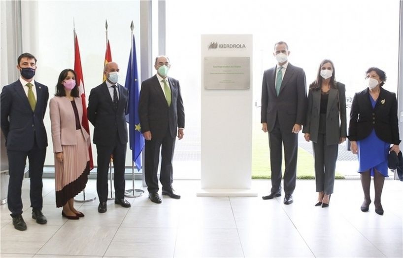 SS. MM. los Reyes y el presidente de Iberdrola, acompa&ntilde;ados de la ministra de Educaci&oacute;n y Formaci&oacute;n Profesional, Isabel Cel&aacute;a, (a la derecha), junto a otras autoridades.