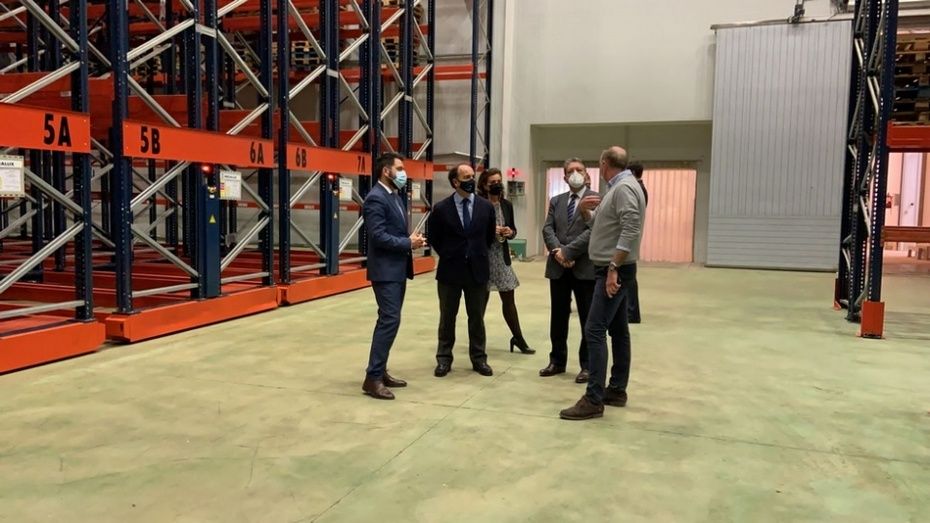El delegado del Estado en el Consorcio, Fran González, recibe en el recinto fiscal gaditano la visita de una delegación de la APBA encabezada por su presidente, Gerardo Landaluce. El delegado del Estado en el Consorcio, Fran González, recibe en el recinto fiscal gaditano la visita de una delegación de la APBA encabezada por su presidente, Gerardo Landaluce.