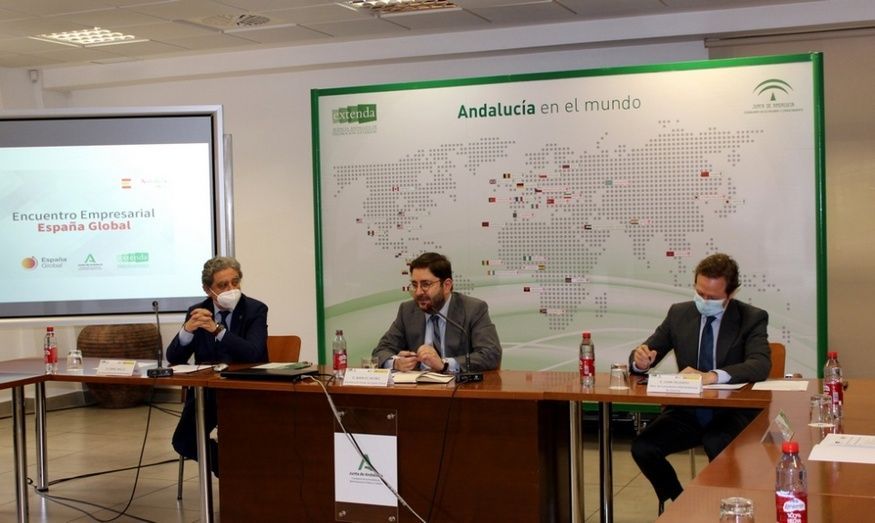 Manuel Mu&ntilde;iz, Secretario de Estado de la Espa&ntilde;a Global; Enric Mill&oacute;, secretario general de Acci&oacute;n Exterior de la Junta de Andaluc&iacute;a,;y Juan Cruzado, director de Consultor&iacute;a y Red Andaluc&iacute;a de Extenda.