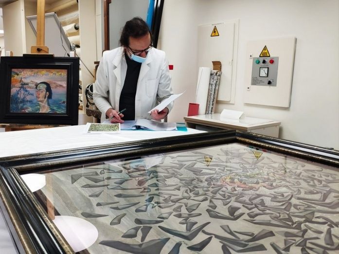 Revisi&oacute;n previa a la salida de las obras de la Fundaci&oacute;n Dal&iacute;, concretamente Autorretrato con cuello rafaelesco y La ascensi&oacute;n de Santa Cecilia.