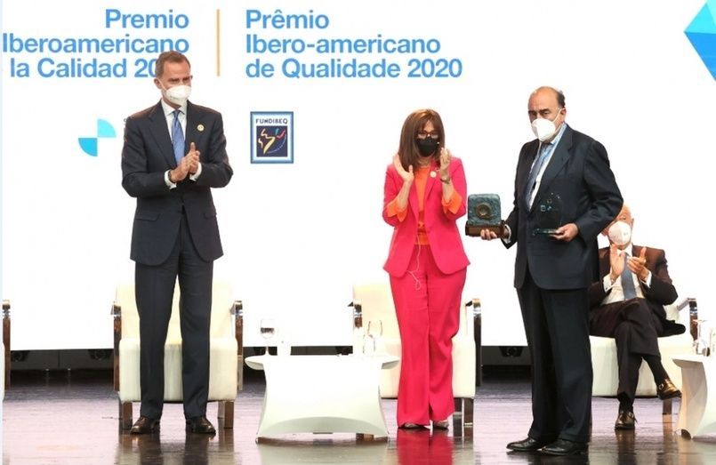 Luis Isasi, presidente de Santander Espa&ntilde;a recibe premio de manos de S.M. el Rey. (Im&aacute;genes cedidas por Casa de S.M. el Rey)