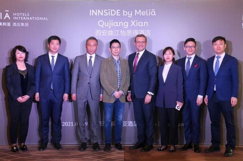 Bernardo Cabot, Area Managing Director China de Meli&aacute; Hotels International, y Miguel Wang, Head of Development North Asia de la Compa&ntilde;&iacute;a, durante la firma del INNSiDE by Meli&aacute; Qujiang Xian.