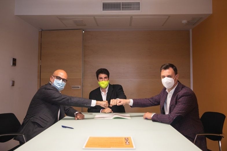 Los CEO&rsquo;s de Verne Technology Group y Grupoidex, Gianni Cecchin y Miguel Quintanilla, junto con el creador de L&rsquo;Alicantina, Alexis Sanz, firmando la alianza.