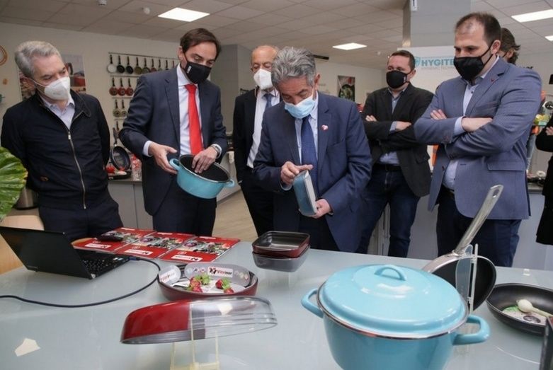 El presidente de Vitrinor, durante su visita a la empresa.