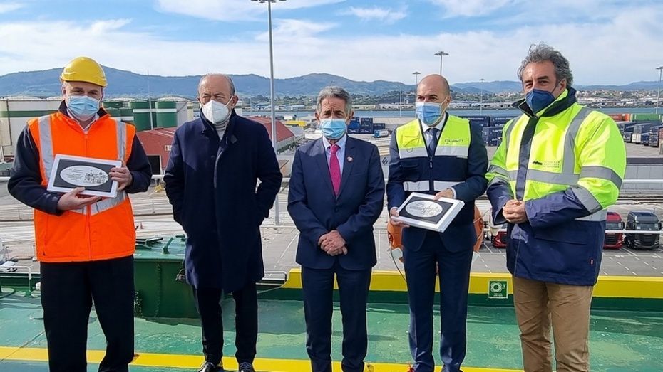 Miguel Angel Revilla ha entregado, a bordo del buque Victorine, una metopa a CLdN como agradecimiento a la apuesta de esta naviera por Cantabria.