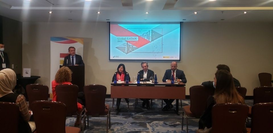 El secretario permanente de CEIB presentando el panel sobre c&oacute;mo tener m&aacute;s empresas latinas globales, en el marco d ela presentaci&oacute;n del Informe Global Latam en Bogot&aacute;.