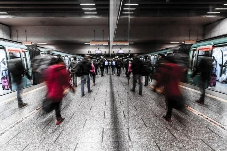 Viajeros en el metro. Viajeros en el metro.