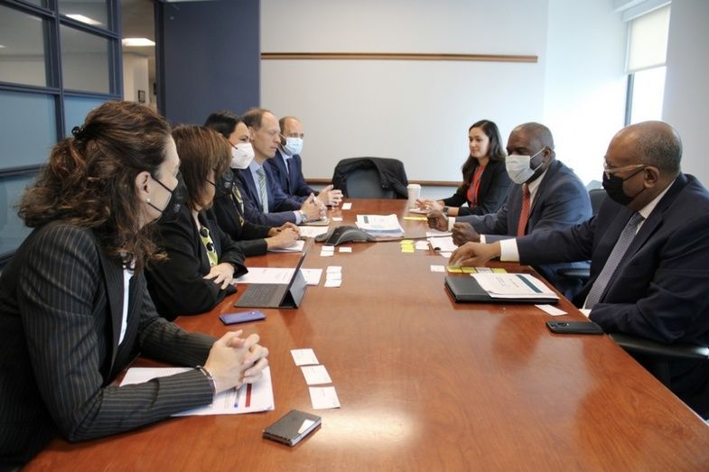 La consejera de Empresa, EmValle Migu&eacute;lez, acompa&ntilde;ada por el equipo del INFO durante una reuni&oacute;n con los representantes de Empire State Development Agency.