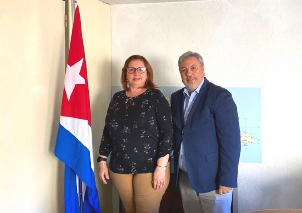 Patricio Barbancho, director de Contrataci&oacute;n y Producto de Cinco Estrellas Club, y Niurka P&eacute;rez, consejera de Turismo de la Embajada de Cuba en Espa&ntilde;a.