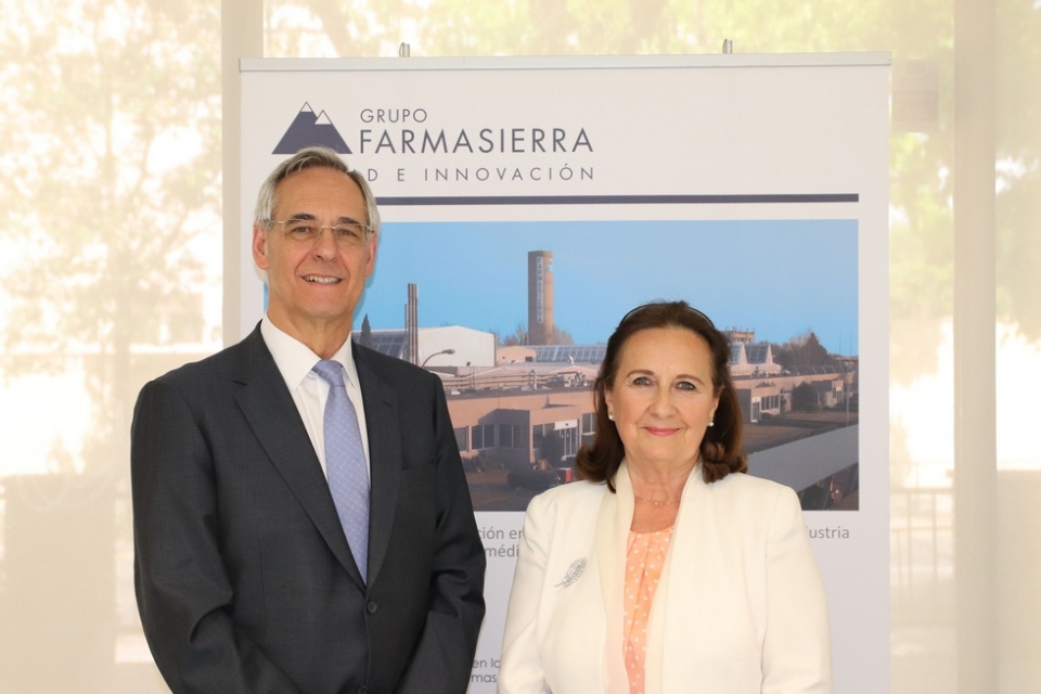 Dr. Tom&aacute;s Olleros, presidente del grupo Farmasierra y la Dra. Ana Ortiz, gerente del &aacute;rea de Salud de Farmasierra.