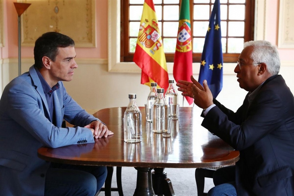 El presidente del Gobierno, Pedro S&aacute;nchez, y el primer ministro, Ant&oacute;nio Costa, durante la reuni&oacute;n que han mantenido en Oporto. Pool Moncloa/Fernando Calvo. Oporto