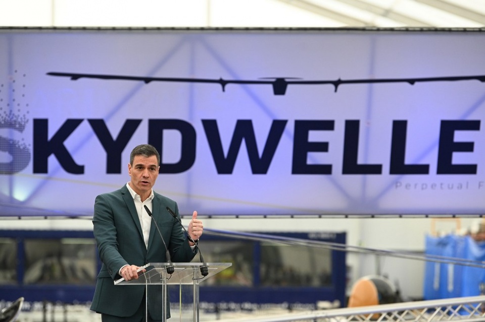 El presidente de Gobierno, Pedro S&aacute;nchez, durante su intervenci&oacute;n en la visita a las instalaciones de la empresa Skydweller Pool Moncloa / Borja Puig de la Bellacasa.