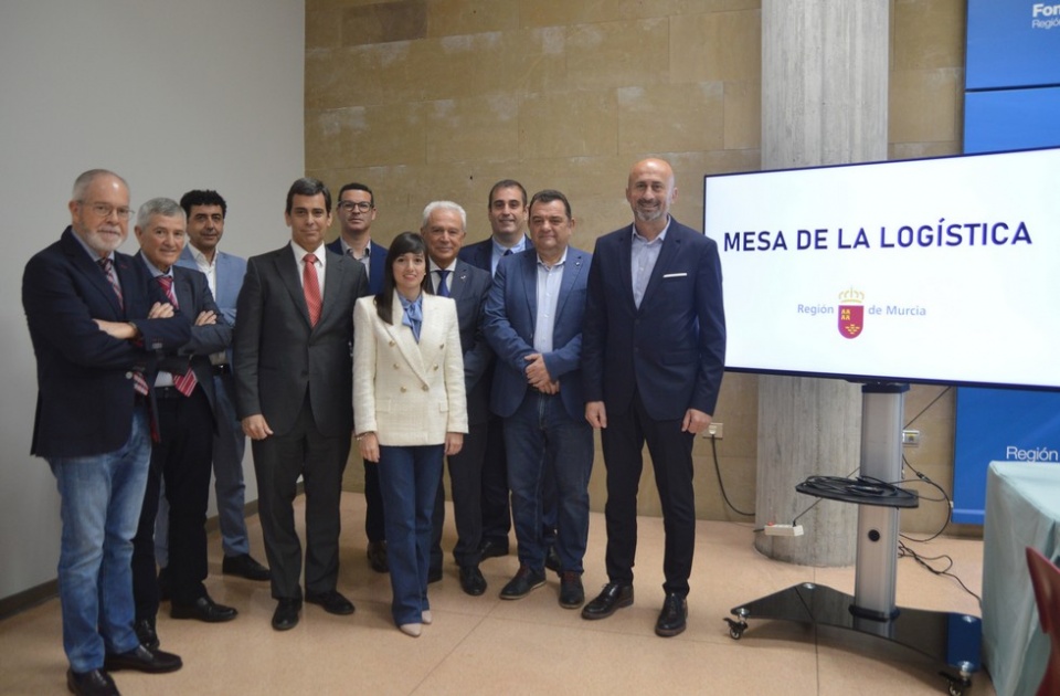 El consejero de Fomento e Infraestructuras, Jos&eacute; Ram&oacute;n D&iacute;ez de Revenga, junto con la directora general de Movilidad y Litoral, Marina Munuera, y los representantes de empresas de transporte de la Regi&oacute;n