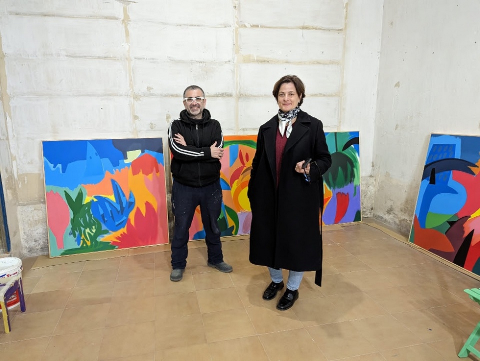 Carmen Terreros en el taller de Fabio Colella durante la selecci&oacute;n de obra para la exposici&oacute;n.