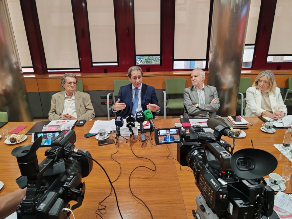 El presidente de la C&aacute;mara de Comercio de Gran Canaria: Luis Padr&oacute;n, ante los medios.