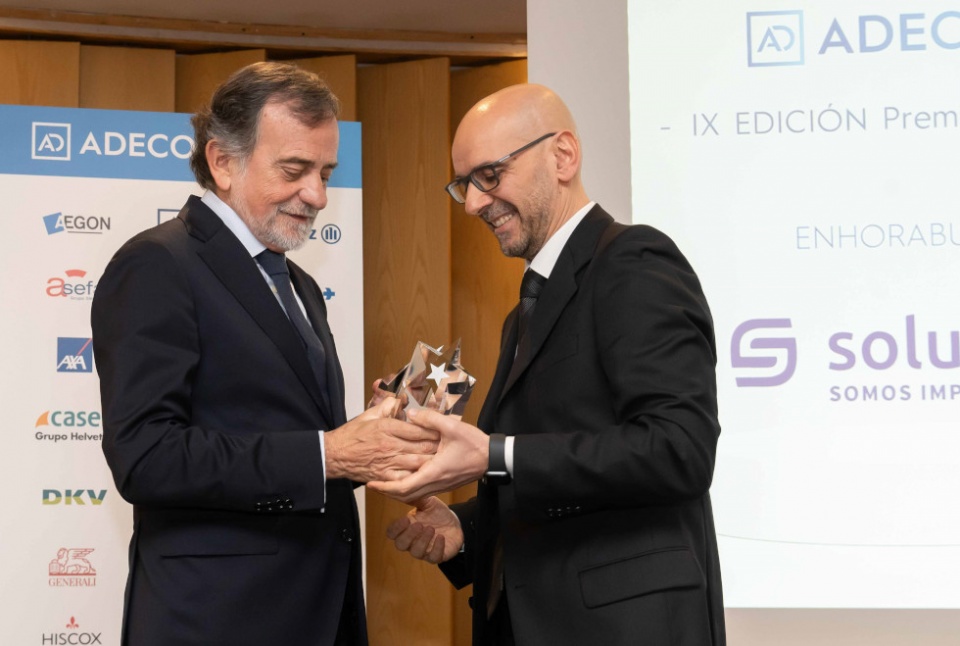 Massimo Reale, Country Manager de Solunion España, recibe el Premio. Massimo Reale, Country Manager de Solunion España, recibe el Premio.