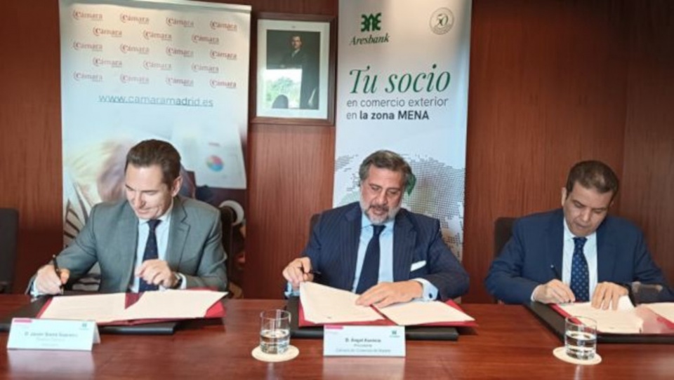 El presidente de la C&aacute;mara de Comercio de Madrid, &Aacute;ngel Asensio, el director general de Aresbank, Javier Sierra, y el director general adjunto Mohamed Ali Alrahebi han rubricado este acuerdo.