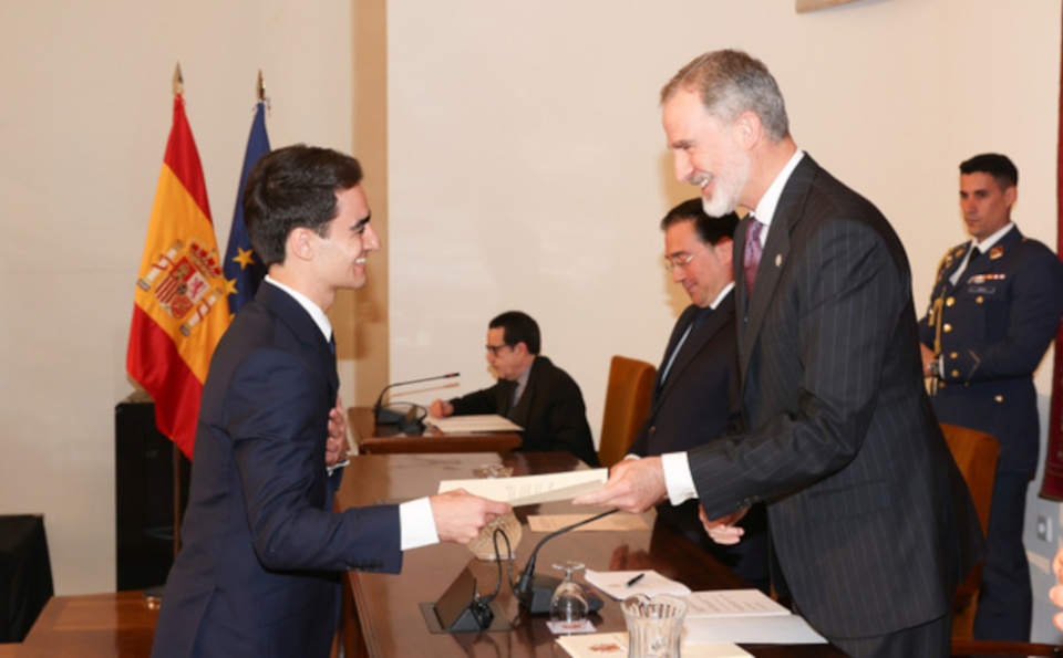 Su Majestad el Rey entrega el Despacho de Secretario de Embajada a Miguel Carricas © Casa de S.M. el Rey Su Majestad el Rey entrega el Despacho de Secretario de Embajada a Miguel Carricas © Casa de S.M. el Rey
