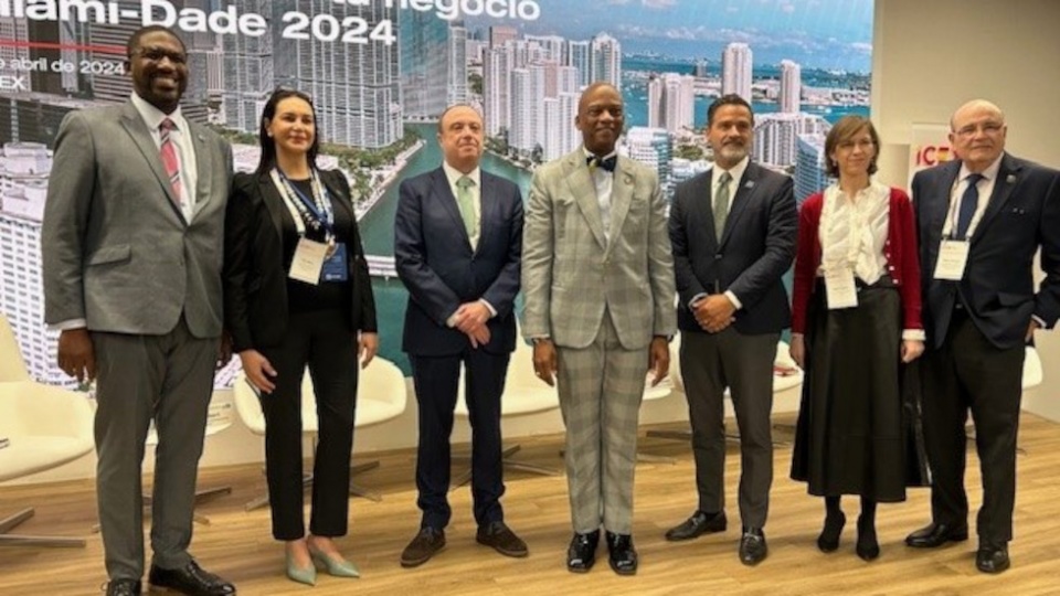 El director general de ICEX, Javier Serra, junto al presidente de la comisión del condado de Miami Dade, Oliver Gilbert, en el centro, y las demás autoridades de la jornada El director general de ICEX, Javier Serra, junto al presidente de la comisión del condado de Miami Dade, Oliver Gilbert, en el centro, y las demás autoridades de la jornada