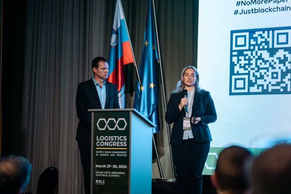 Cristina Martín Lorenzo, CEO de Usyncro, y Peter Kern, Vice President (Commercial) de Cargo X, en el Slovenian Logistics Congress. Cristina Martín Lorenzo, CEO de Usyncro, y Peter Kern, Vice President (Commercial) de Cargo X, en el Slovenian Logistics Congress.