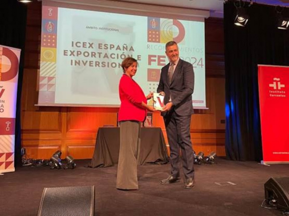 La consejera delegada, Elisa Carbonell, recoge el premio.