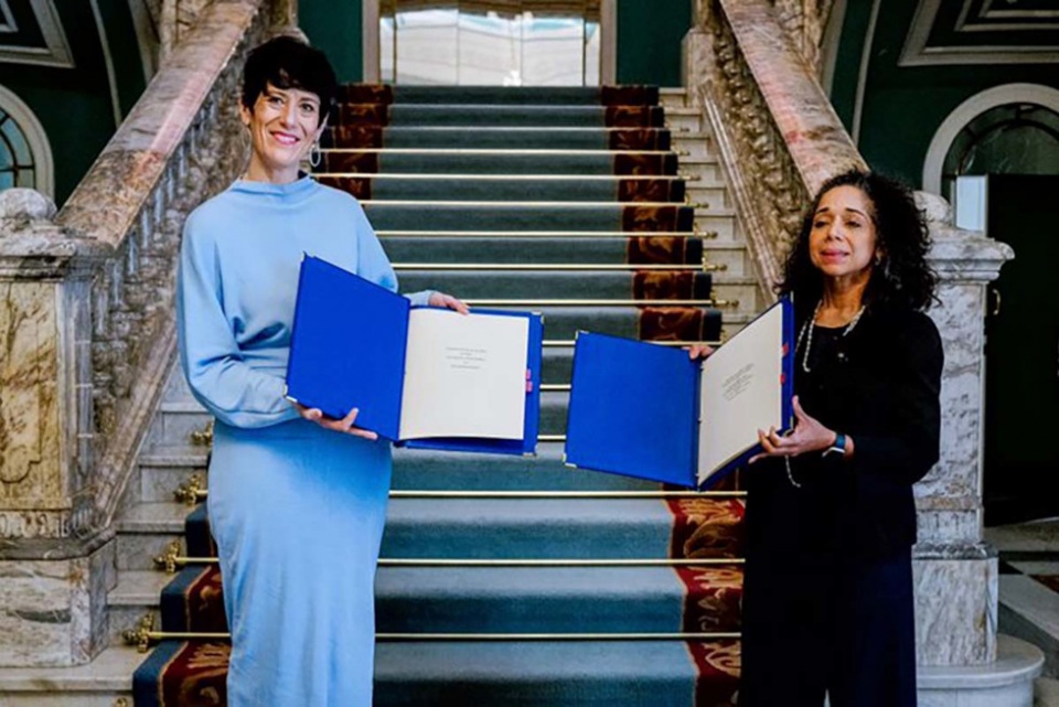 La ministra de Inclusión, Seguridad Social y Migraciones, Elma Saiz, en el acto de firma del convenio con la embajadora de EEUU en España, Julissa Reynoso. La ministra de Inclusión, Seguridad Social y Migraciones, Elma Saiz, en el acto de firma del convenio con la embajadora de EEUU en España, Julissa Reynoso.