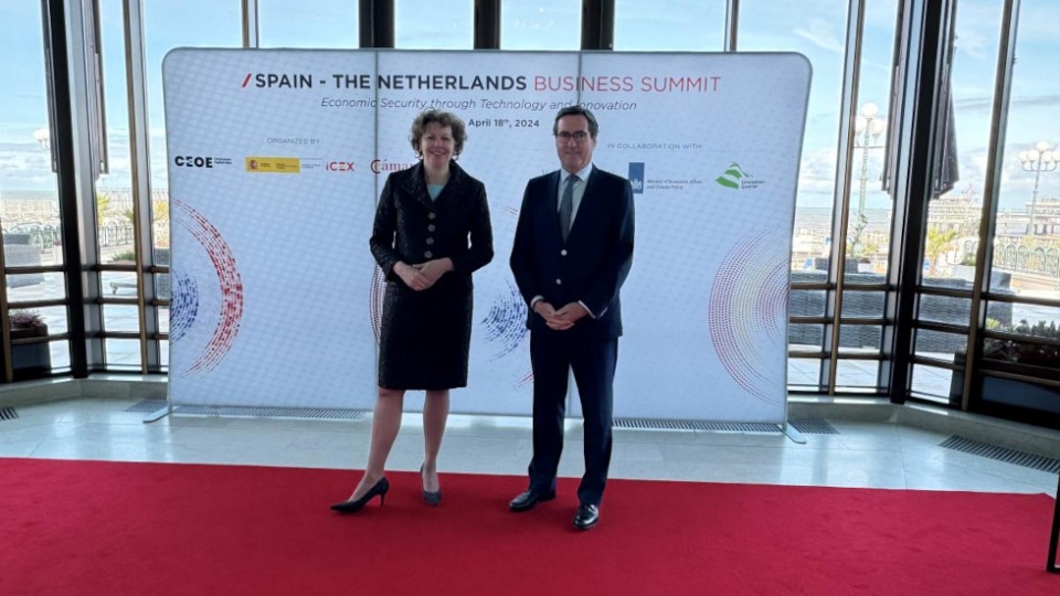 El presidente de CEOE, Antonio Garamendi, junto a su hom&oacute;loga en Pa&iacute;ses Bajos, Ingrid Thijssen.