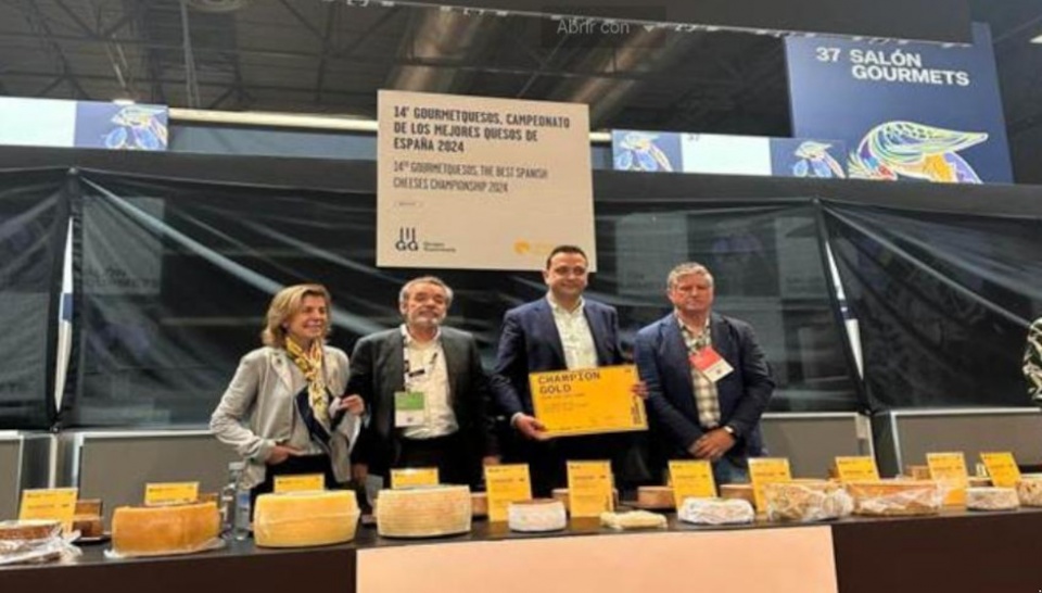 Diego &Aacute;lvarez, director comercial de Queser&iacute;as Villarejo, recoge el premio.