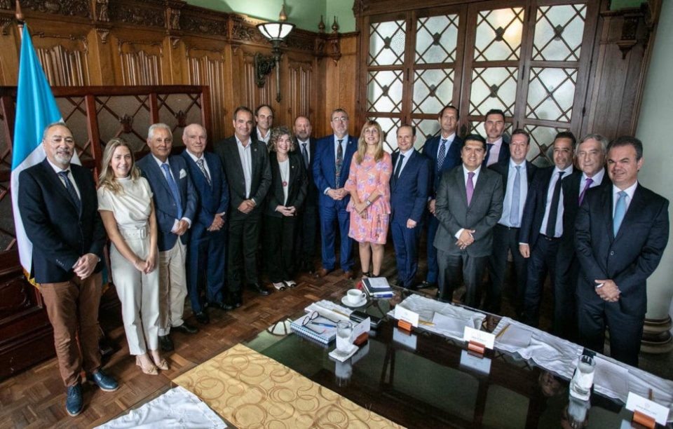 La presidenta de CEAPI, N&uacute;ria Vilanova se ha reunido con Bernardo Ar&eacute;valo y varios ministros de su gobierno junto con socios de CEAPI y empresarios de Iberoam&eacute;rica.