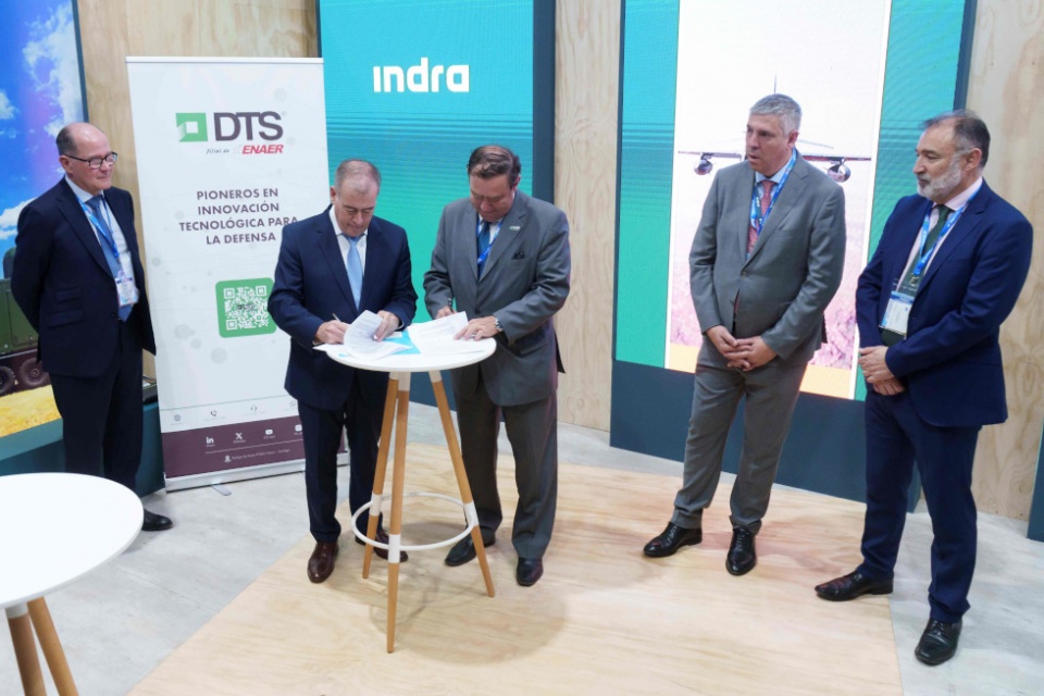 La firma del acuerdo DTS e Indra en Chile.