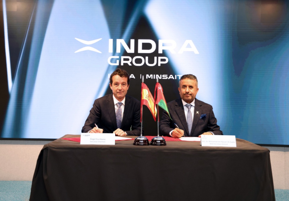 El secretario general del Ministerio de Defensa del Sultanato de Omán, H.E. Dr. Mohamed Bin Nasser Al-Zaabi, y el presidente de Indra Group, Ángel Escribano, han firmado el contrato. El secretario general del Ministerio de Defensa del Sultanato de Omán, H.E. Dr. Mohamed Bin Nasser Al-Zaabi, y el presidente de Indra Group, Ángel Escribano, han firmado el contrato.